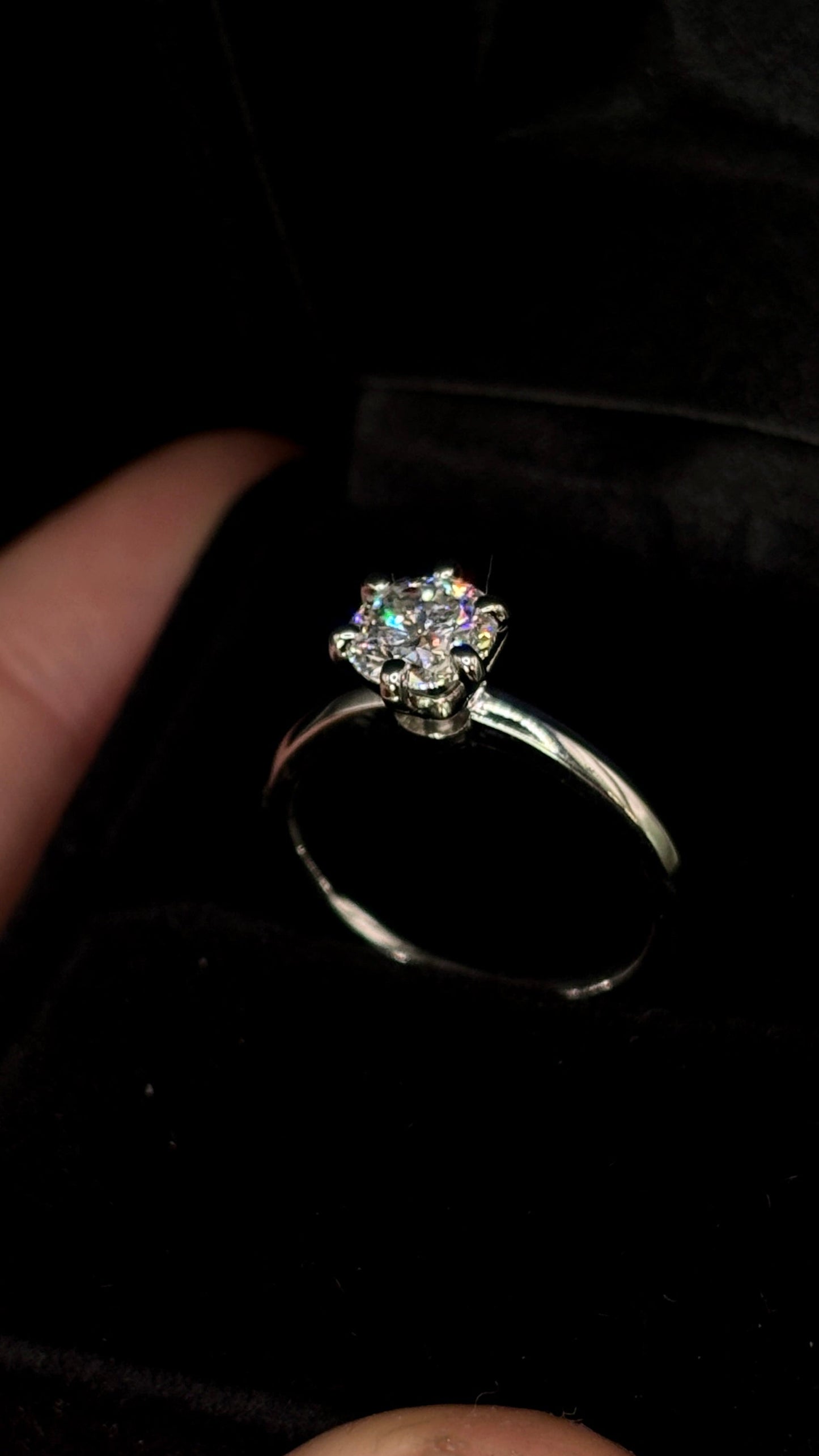 1.00ct Round Brilliant (E VS1) Diamond Engagement Ring – IGI Certified · Tiffany Style 6 Prong
