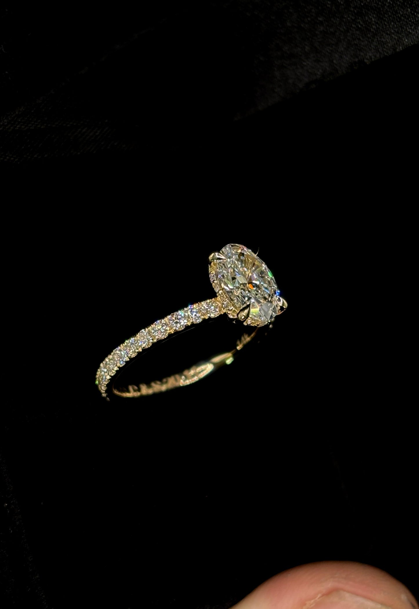 1.50ct Oval Brilliant Cut (E VVS2) Engagement Ring – IGI Certified – Diamond Shank & Hidden Halo