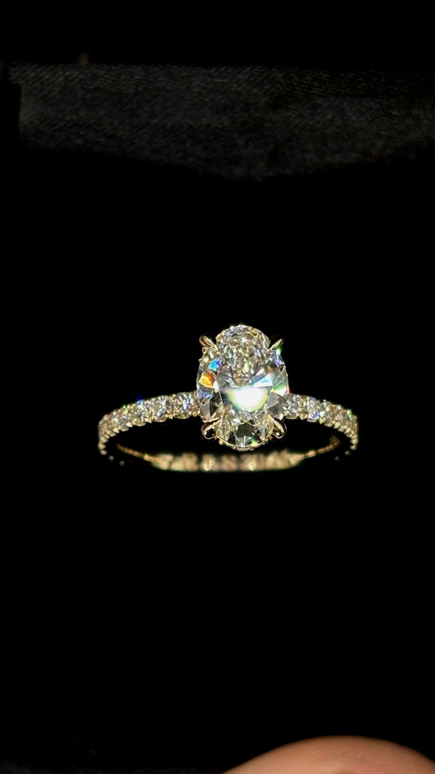 1.50ct Oval Cut (E VVS2) Diamond Engagement Ring – IGI Certified · Shank
