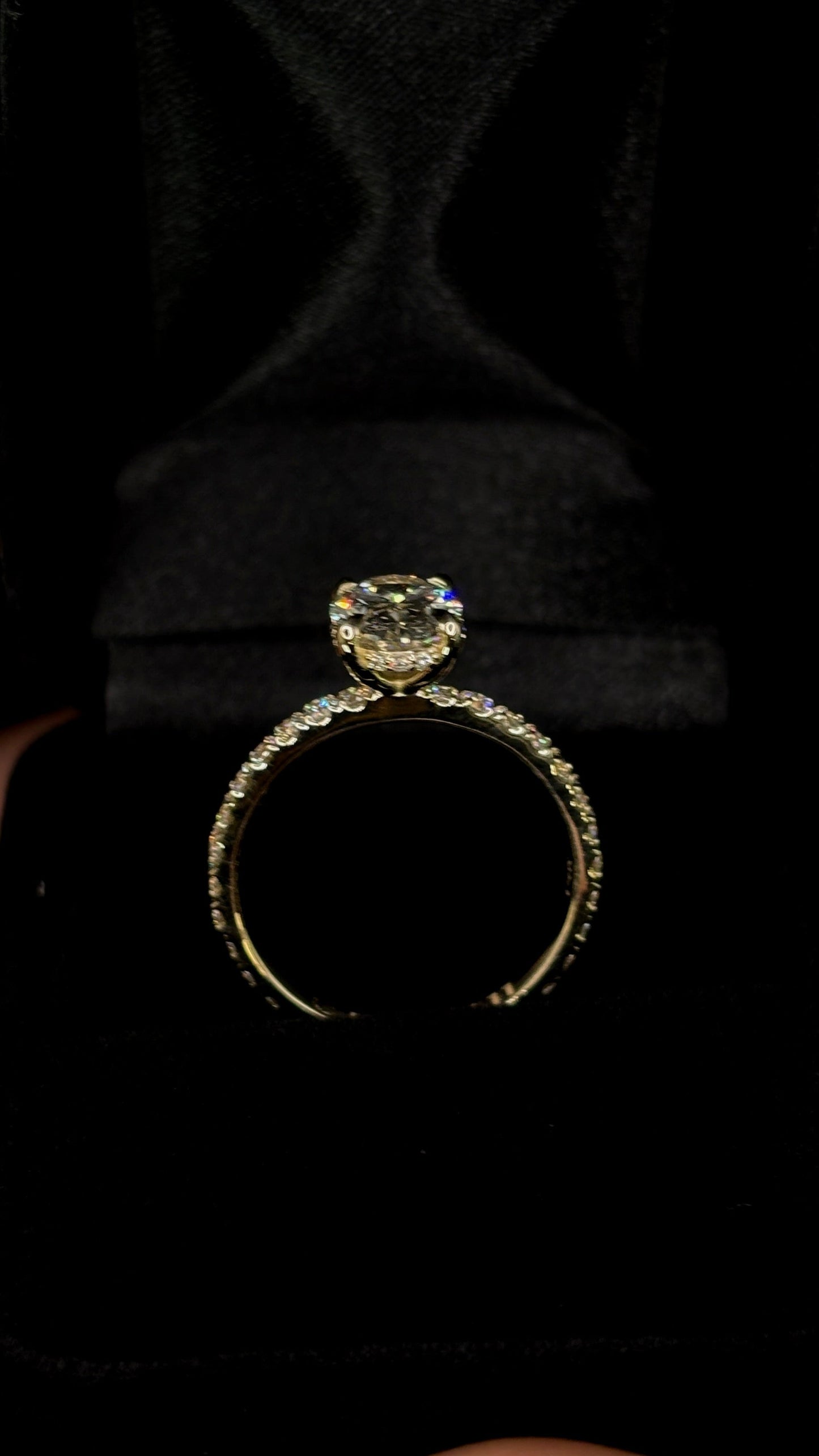 1.50ct Oval Cut (E VVS2) Diamond Engagement Ring – IGI Certified · Shank