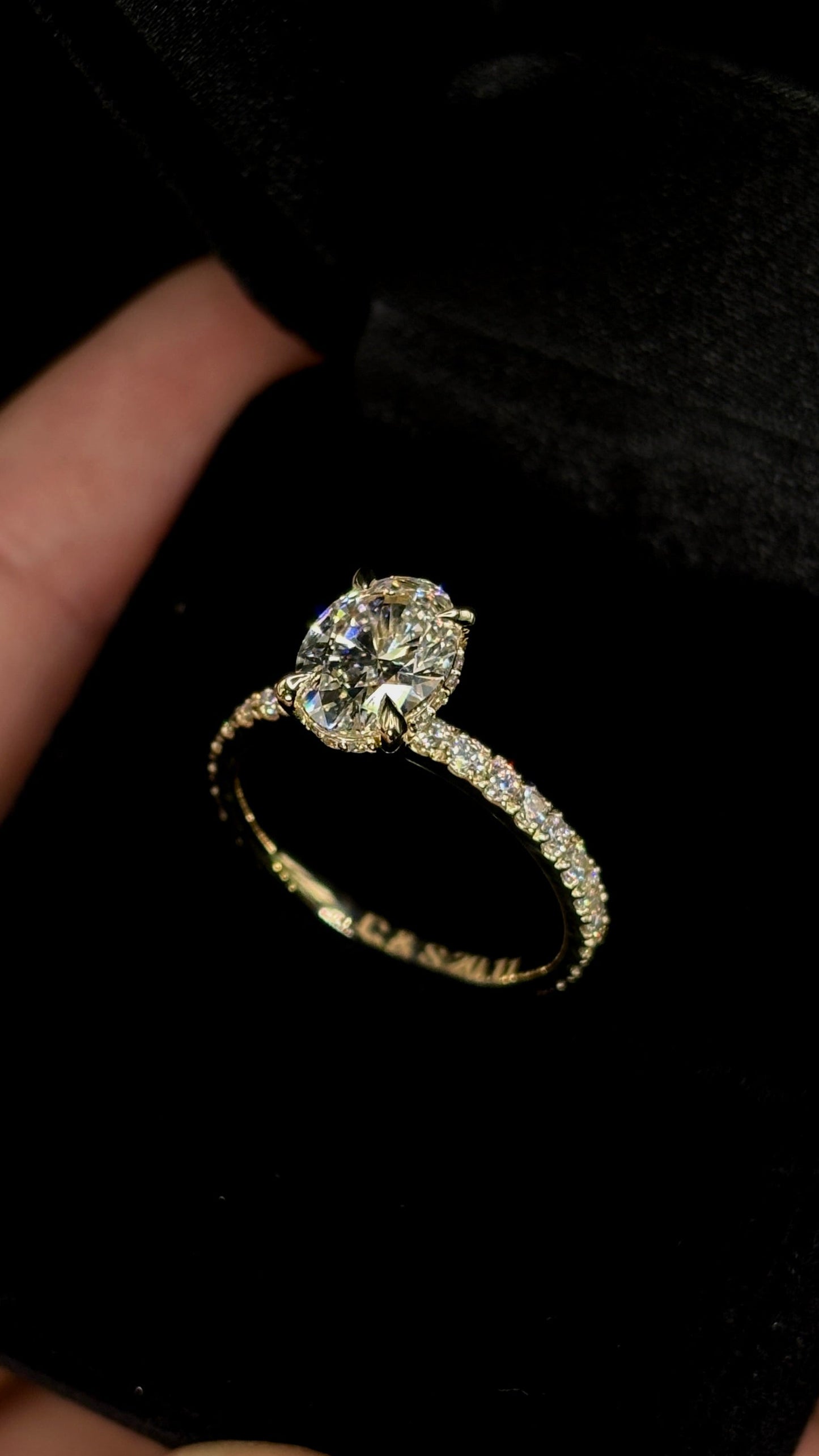 1.50ct Oval Cut (E VVS2) Diamond Engagement Ring – IGI Certified · Shank