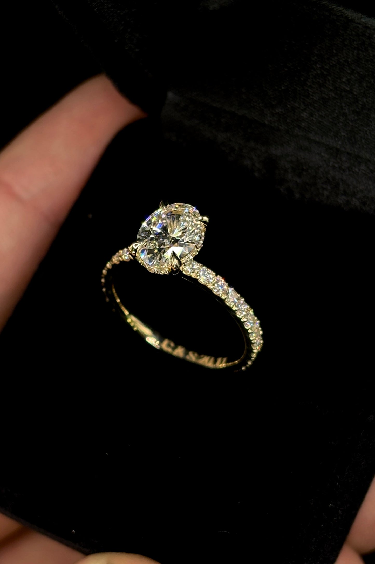1.50ct Oval Brilliant Cut (E VVS2) Engagement Ring – IGI Certified – Diamond Shank & Hidden Halo