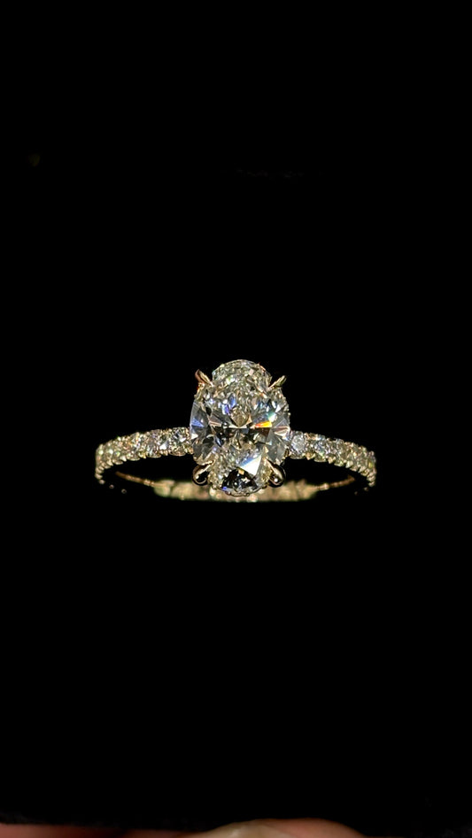 1.50ct Oval Cut (E VVS2) Diamond Engagement Ring – IGI Certified · Shank