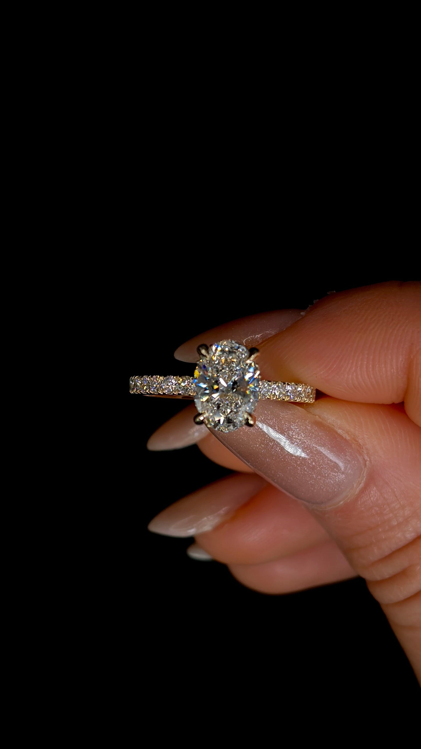 1.50ct Oval Cut (E VVS2) Diamond Engagement Ring – IGI Certified · Shank