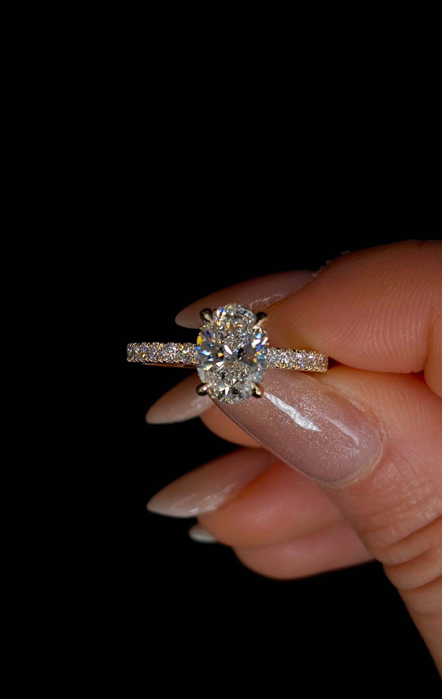 1.50ct Oval Brilliant Cut (E VVS2) Engagement Ring – IGI Certified – Diamond Shank & Hidden Halo