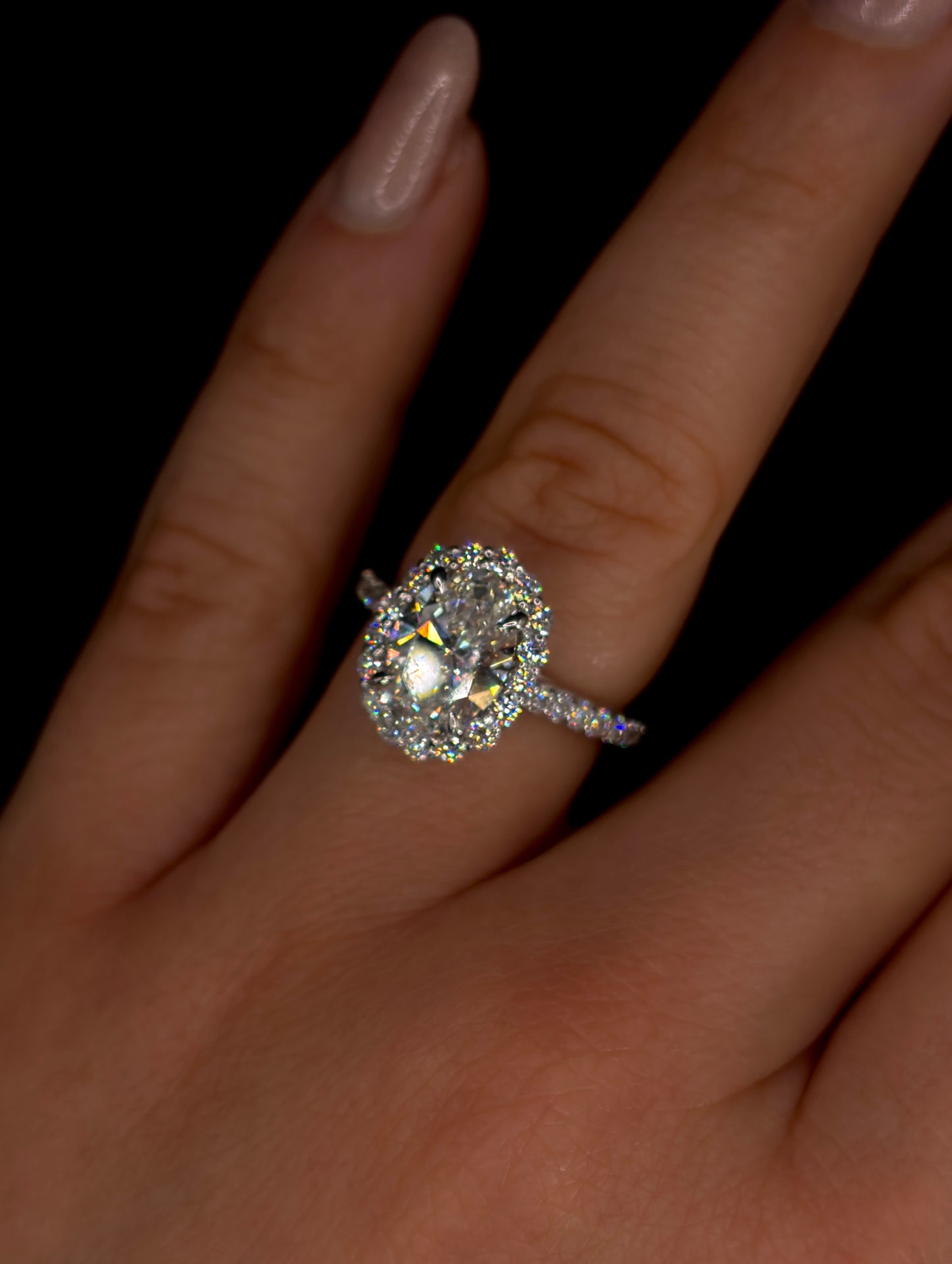 2.00ct Oval Brilliant Cut (E VS1) Engagement Ring – IGI Certified – Diamond Shank & Halo