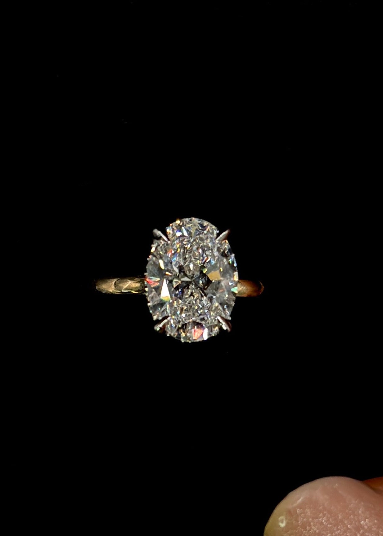 2.00ct Oval Cut (E VS1) Diamond Engagement Ring – IGI Certified · Two‑Tone Hidden Halo