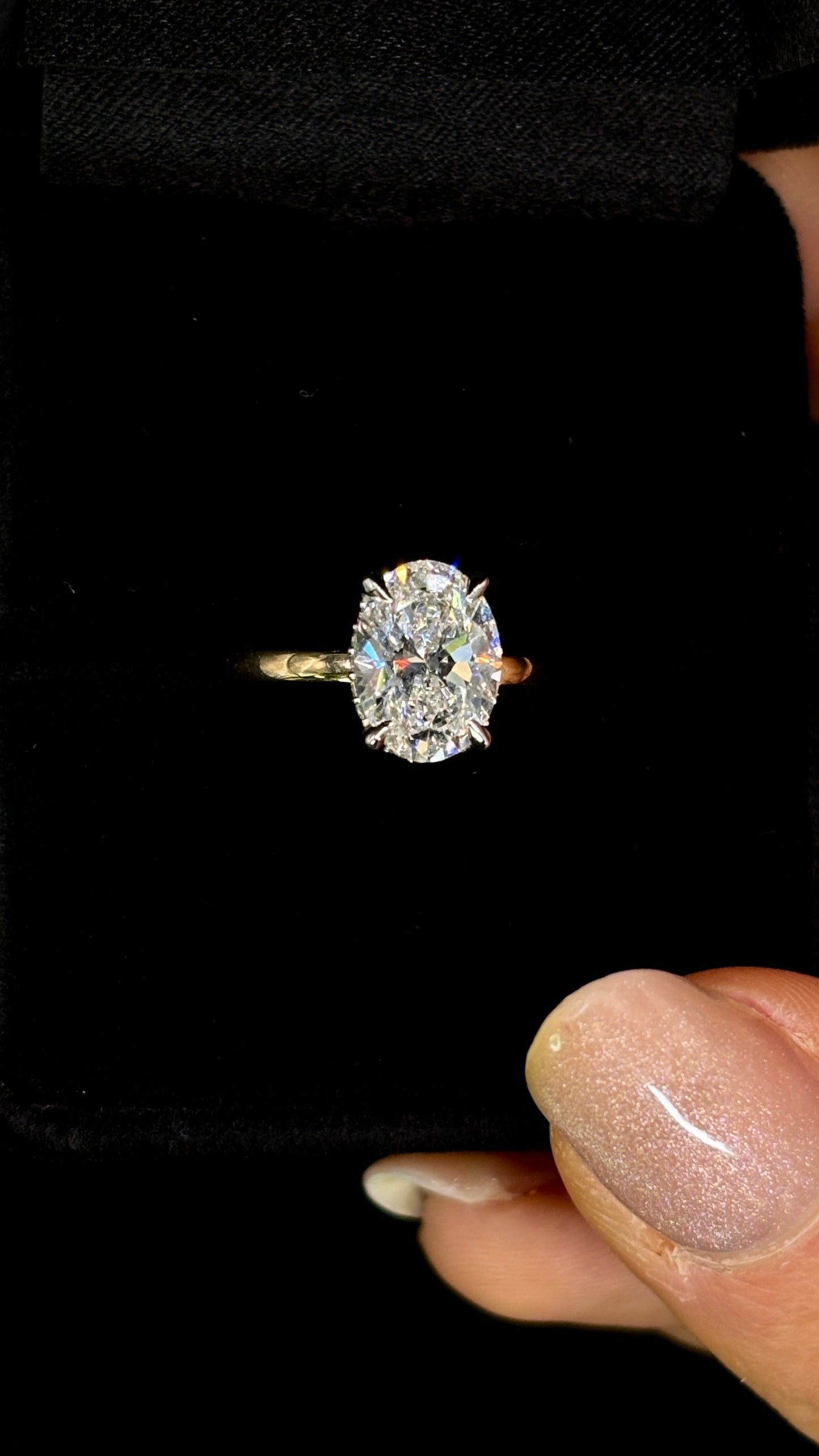2.00ct Oval Cut (E VS1) Diamond Engagement Ring – IGI Certified · Two‑Tone Hidden Halo