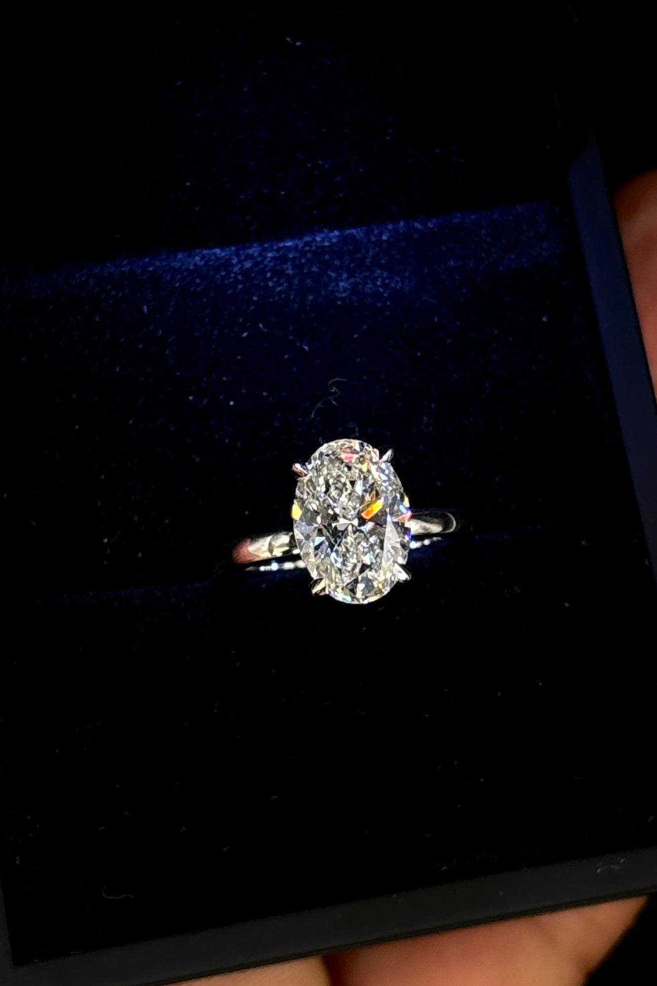 2.00ct Oval Brilliant Cut (D VS1) Diamond Engagement Ring – IGI Certified – Classic Solitaire