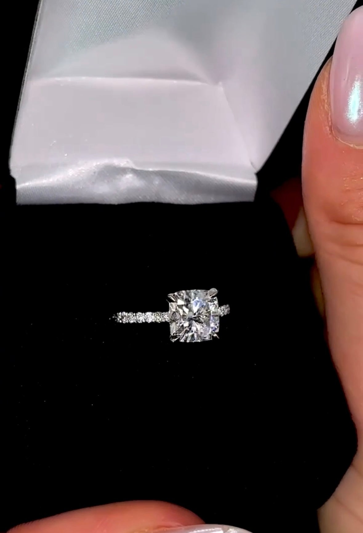 2.00ct Cushion Cut (E VS1) Diamond Engagement Ring – IGI Certified · Solitaire