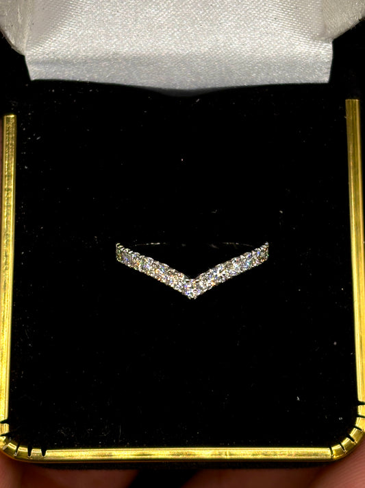 0.32 Carat Diamond V Wedding Band – Chevron Elegance