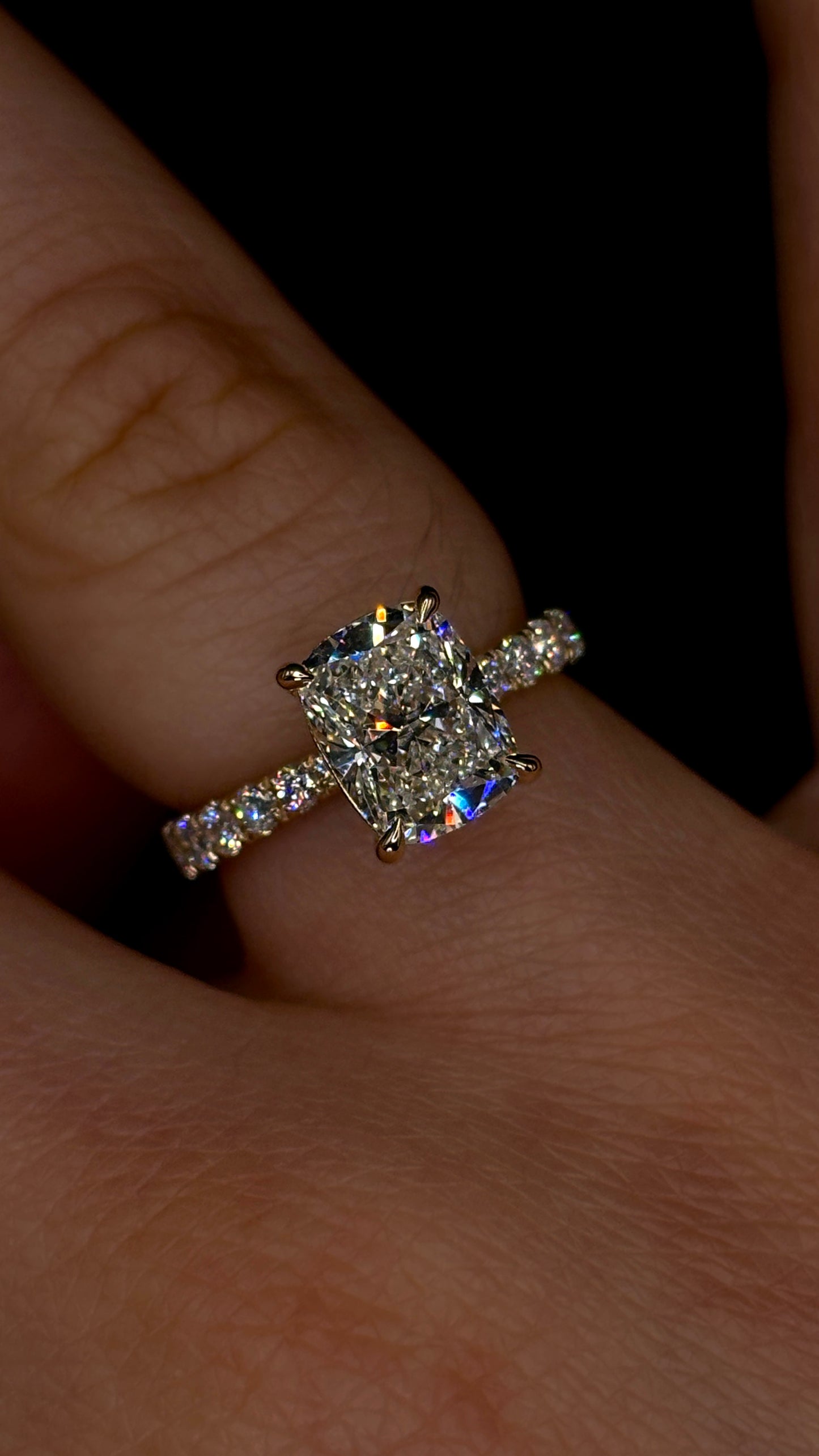 2.50ct Elongated Cushion Cut (E VVS1) Diamond Engagement Ring – IGI Certified · Shank