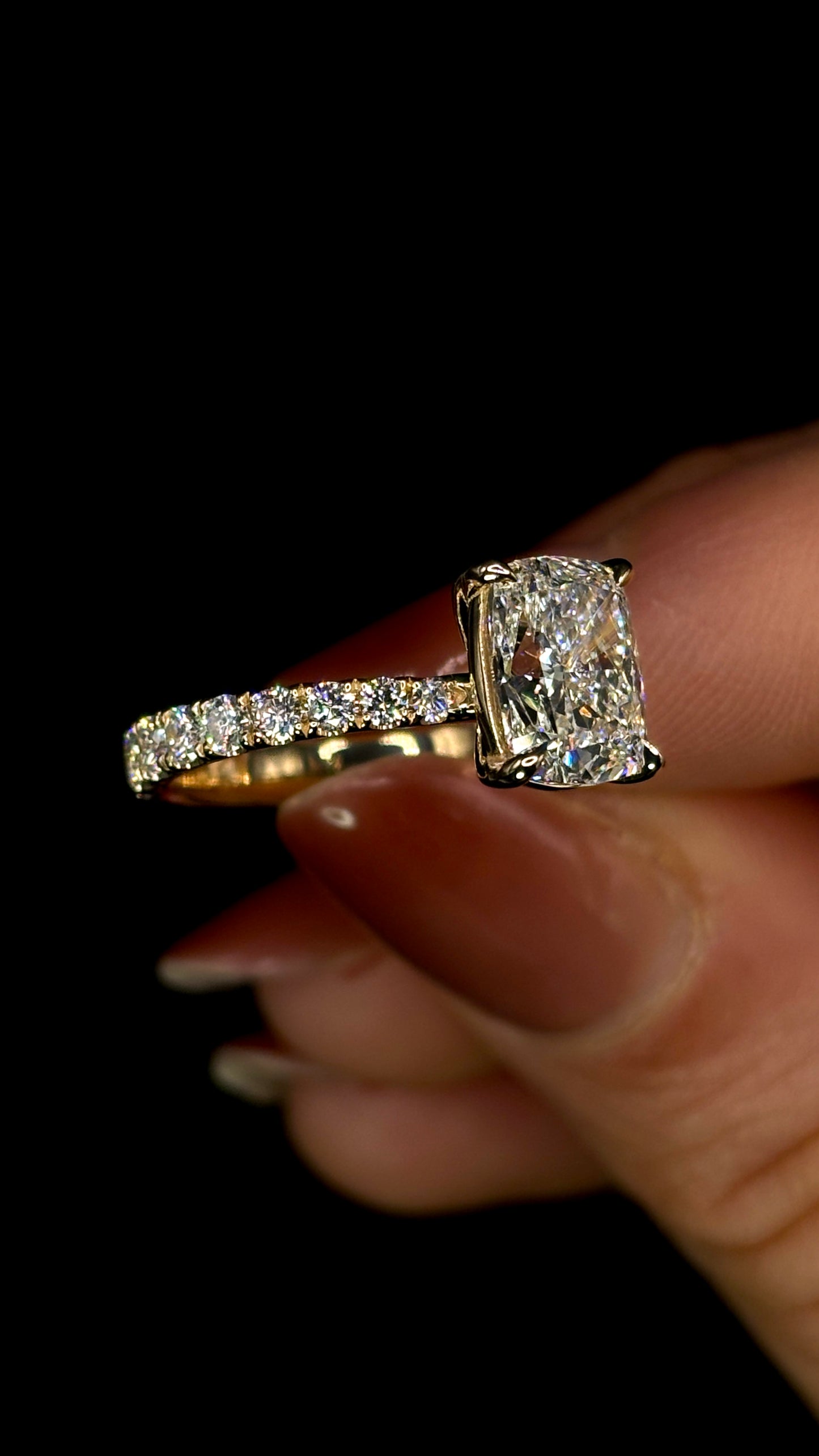 2.50ct Elongated Cushion Cut (E VVS1) Diamond Engagement Ring – IGI Certified · Shank