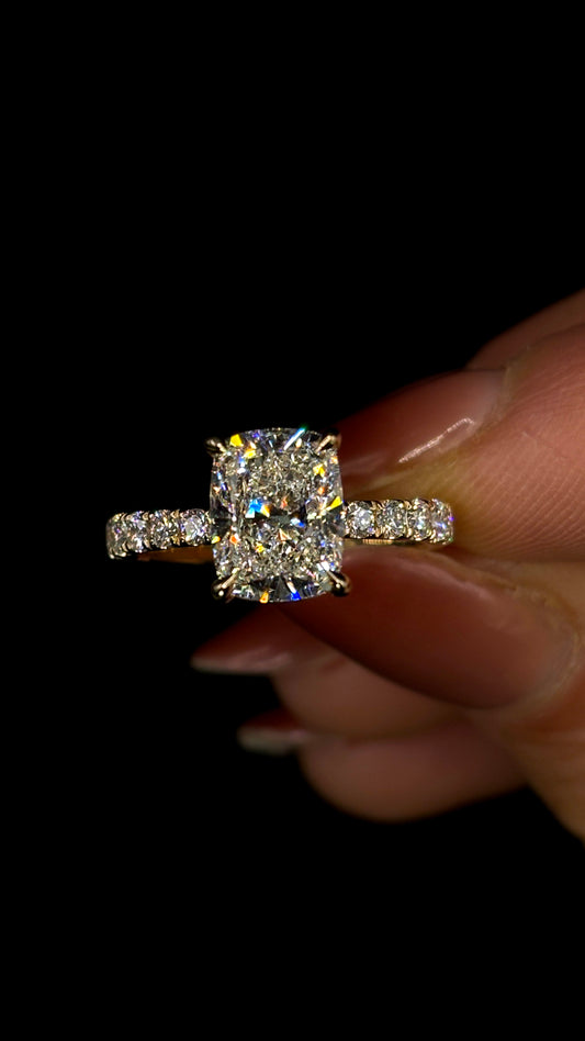 2.50ct Elongated Cushion Cut (E VVS1) Diamond Engagement Ring – IGI Certified · Shank