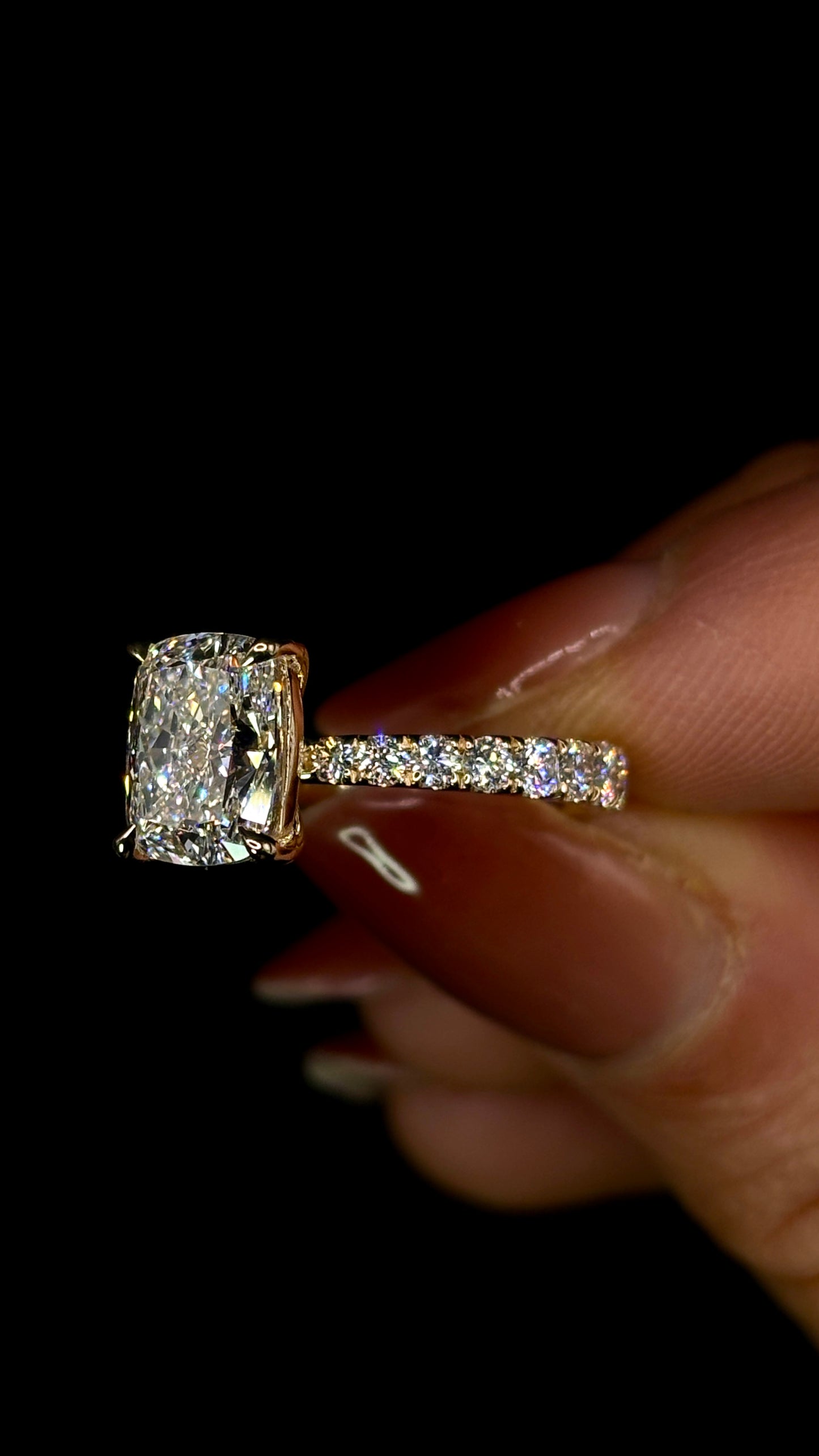 2.50ct Elongated Cushion Cut (E VVS1) Diamond Engagement Ring – IGI Certified · Shank
