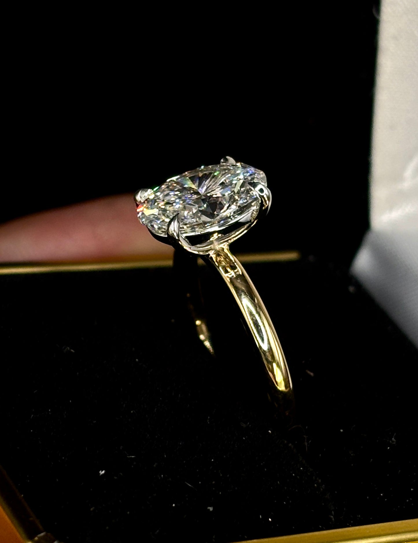3.00ct Oval Cut (E VS1) Diamond Engagement Ring – IGI Certified · Two-Tone Sleek Solitaire
