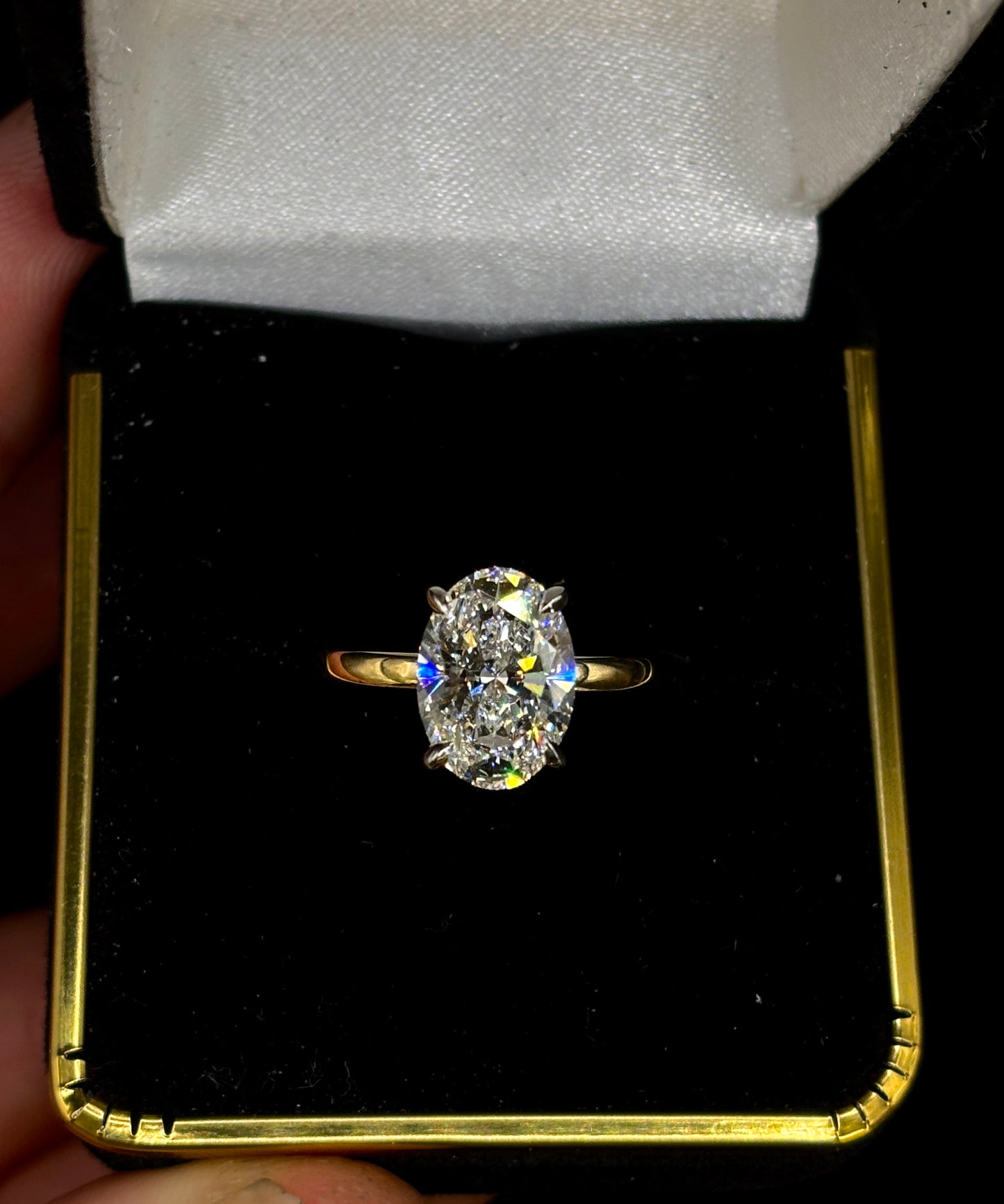 3.00ct Oval Cut (E VS1) Diamond Engagement Ring – IGI Certified · Two-Tone Sleek Solitaire