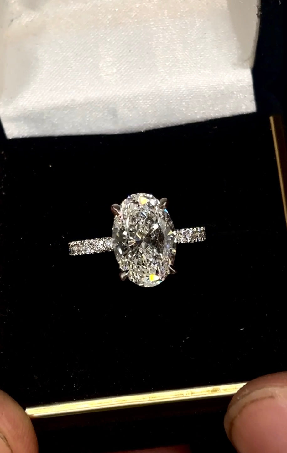 4.00ct Oval Cut (D VS1) Diamond Engagement Ring – IGI Certified · Hidden Halo & Diamond Shank