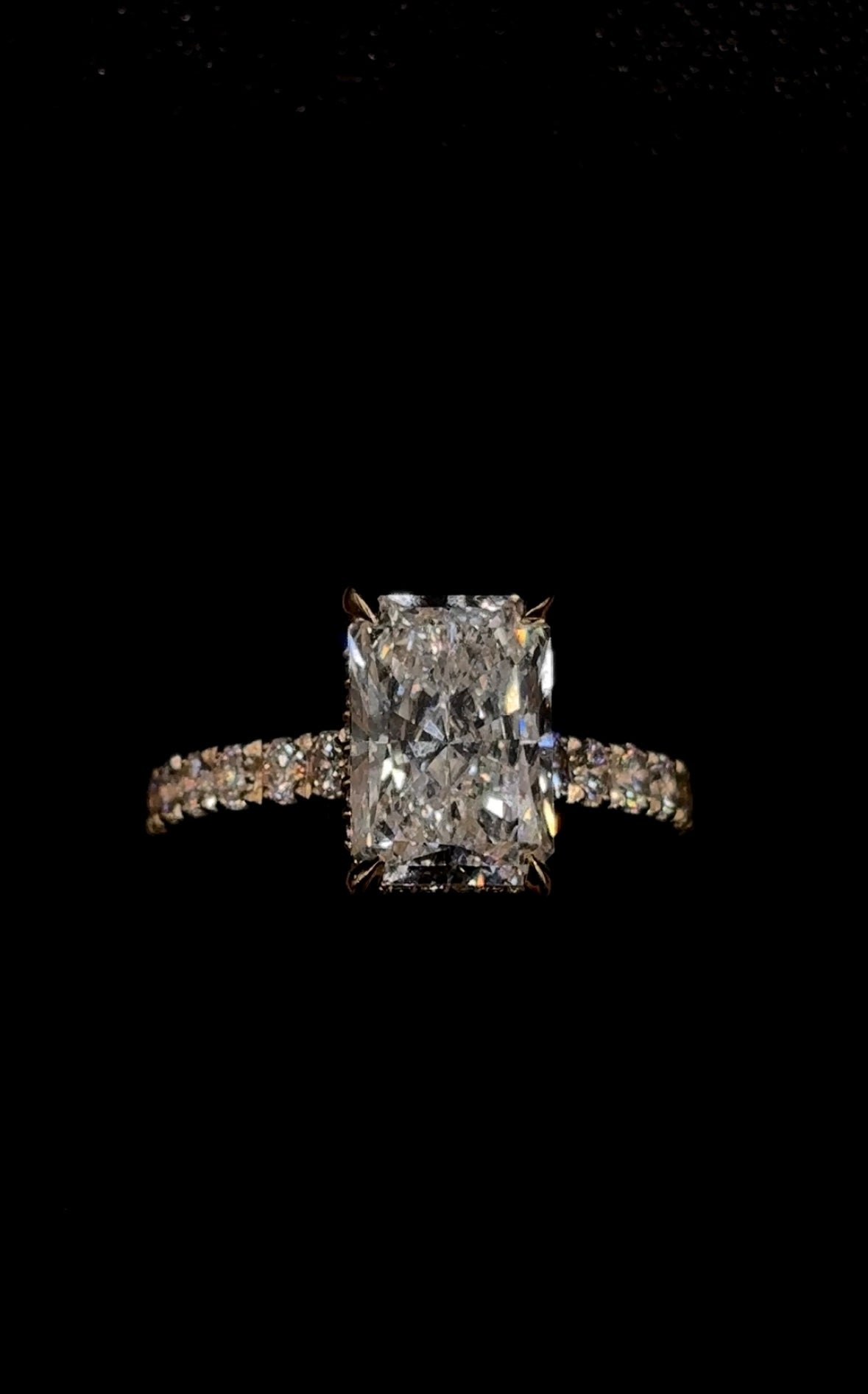 2.50ct Radiant Cut (E VS1) Diamond Engagement Ring – IGI Certified · Cathedral Setting