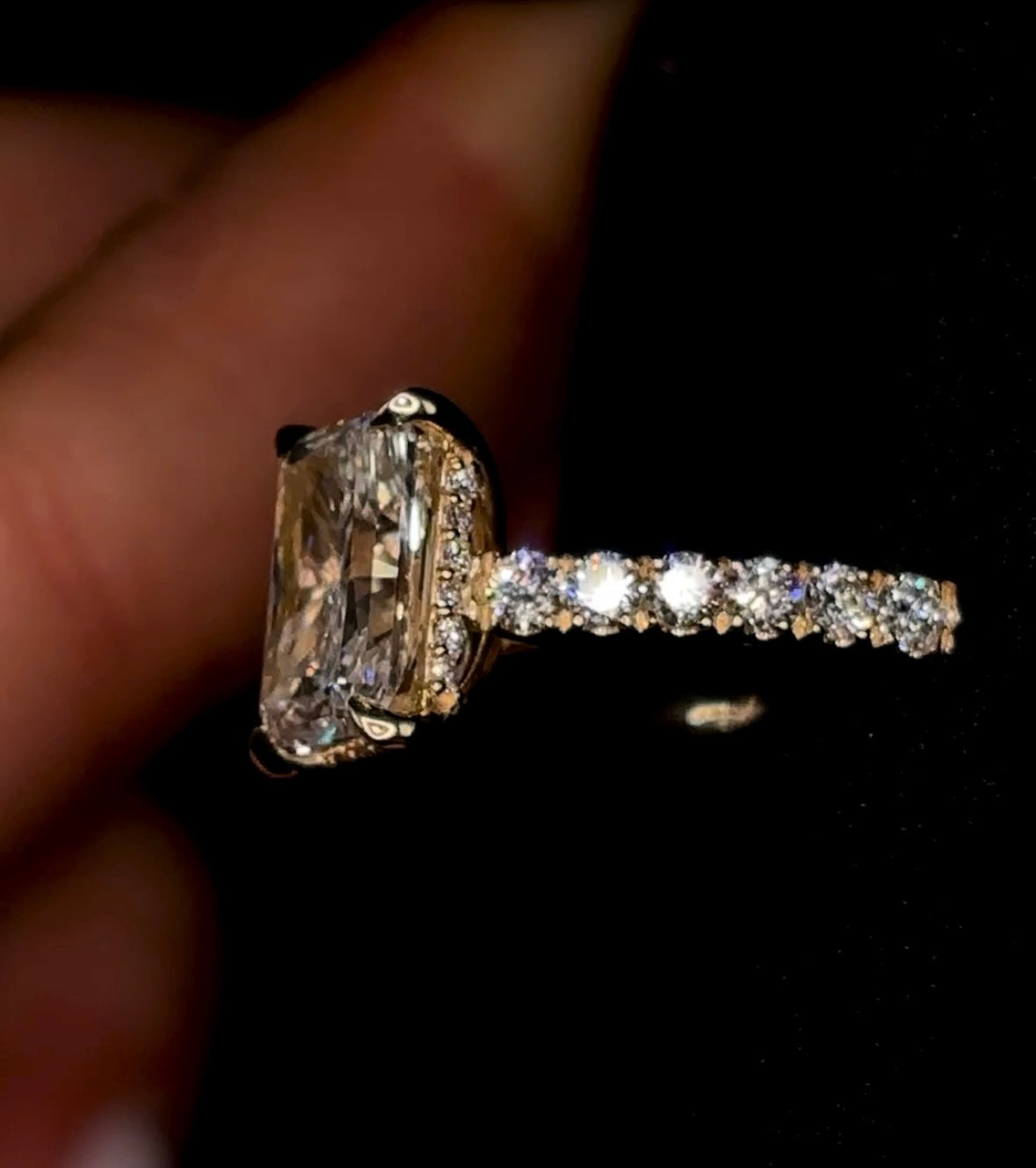 2.50ct Radiant Cut (E VS1) Diamond Engagement Ring – IGI Certified · Cathedral Setting